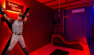 Joven entra a club swinger pensando que era práctica de bateo