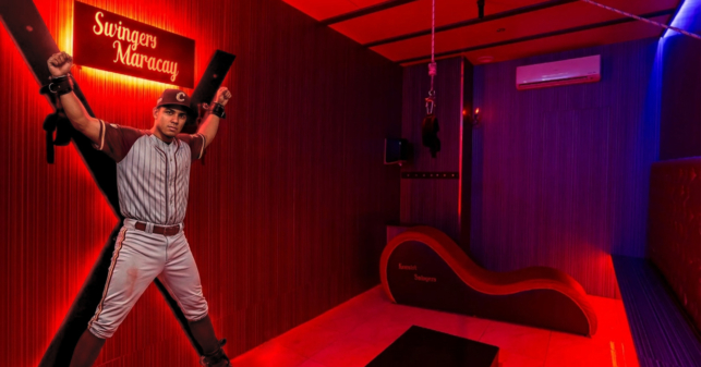 Joven entra a club swinger pensando que era práctica de bateo