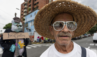 Vecinos aprovechan que atraparon a malandro para hacer la quema de Judas de una vez