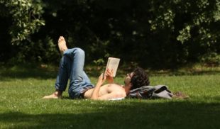 Chamo que lleva 6 meses yendo a leer al parque sigue sin pasar del primer párrafo