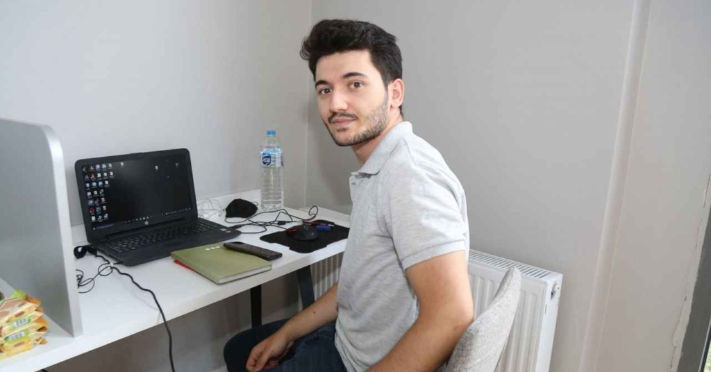 Tras año de pruebas y entrevistas de trabajo, joven firma contrato por tres meses