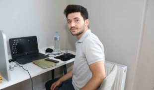 Tras año de pruebas y entrevistas de trabajo, joven firma contrato por tres meses