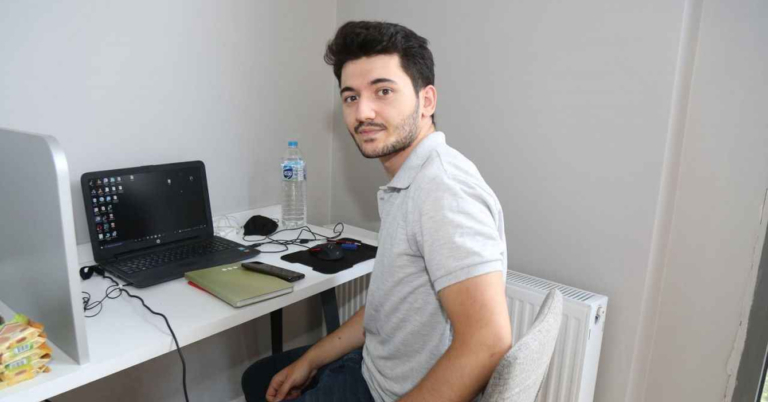 Tras año de pruebas y entrevistas de trabajo, joven firma contrato por tres meses