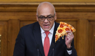 Gobierno anuncia que no aumentará el sueldo pero dará pizza los viernes