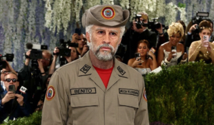 Bad Bunny rompe los esquemas al llegar vestido de miliciano al Met Gala