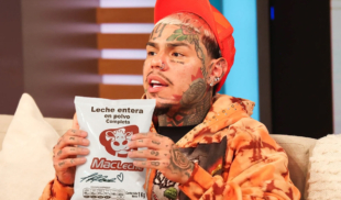 Tekashi 6ix9ine logra que Alex Saab le firme leche del CLAP en prisión de Miami
