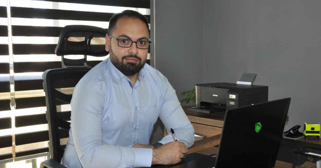 Jefe despide a chamo que va ganando en la quiniela de la oficina