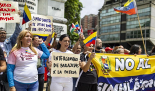 Chavismo hace intercambio de barajitas para llenar marcha