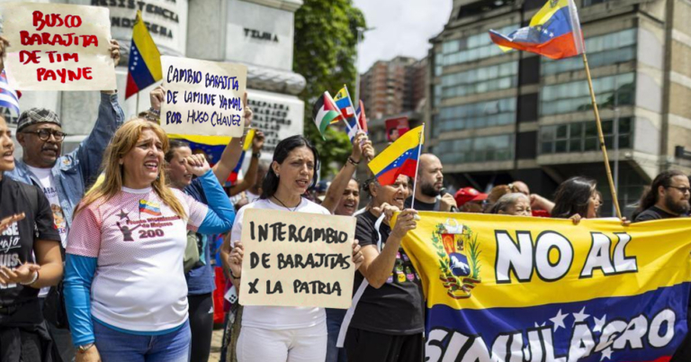 Chavismo hace intercambio de barajitas para llenar marcha