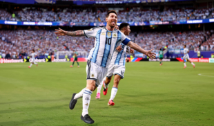 FIFA obliga a Messi a jugar con mocasines para que el mundial sea más justo