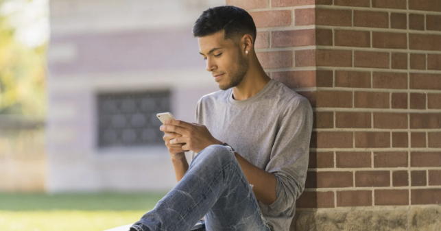 Relación a distancia cumple dos felices años llevando cachos