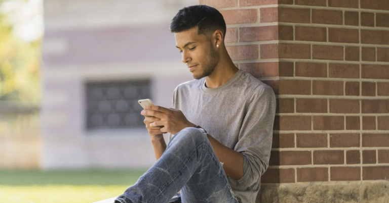 Relación a distancia cumple dos felices años llevando cachos
