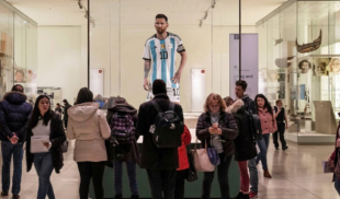 Inglaterra toma represalias contra Argentina secuestrando a Messi para exhibirlo en el museo británico