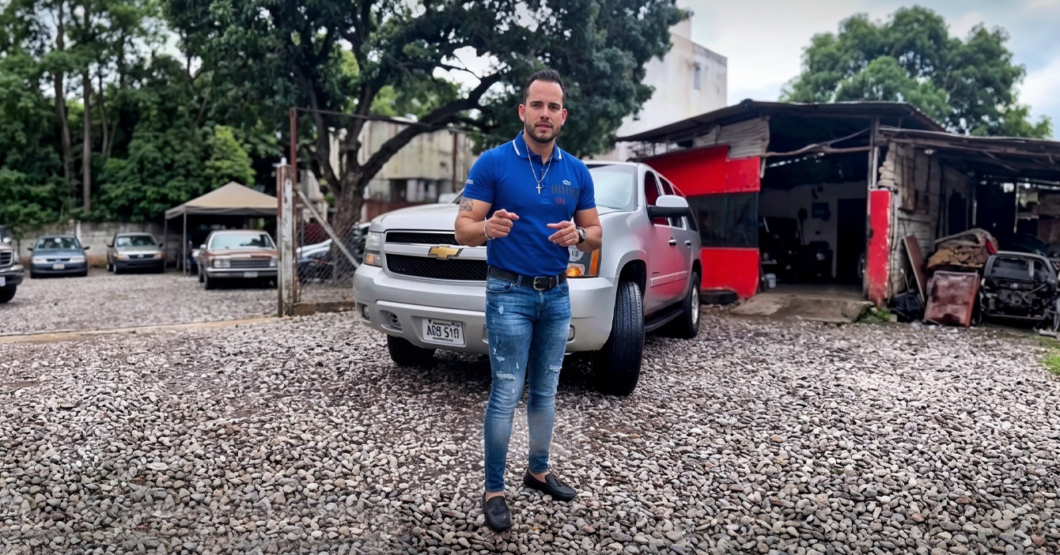 Vendedor olvida fumar crack antes de mostrar carro y pone precio razonable