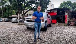 Vendedor olvida fumar crack antes de mostrar carro y pone precio razonable