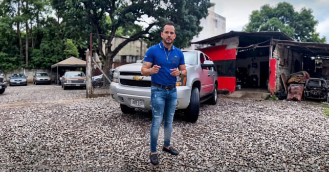 Vendedor olvida fumar crack antes de mostrar carro y pone precio razonable