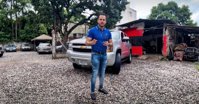 Vendedor olvida fumar crack antes de mostrar carro y pone precio razonable