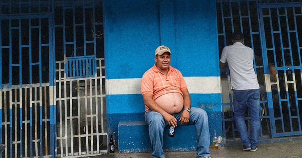 Familia le hace intervención a tío que lleva haciendo bar hopping desde el 93