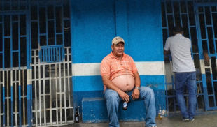 Familia le hace intervención a tío que lleva haciendo bar hopping desde el 93