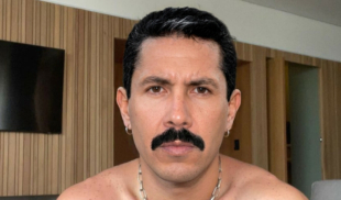 Chamo se deja el bigote para verse performativo y logra parecerse a Henri Falcón