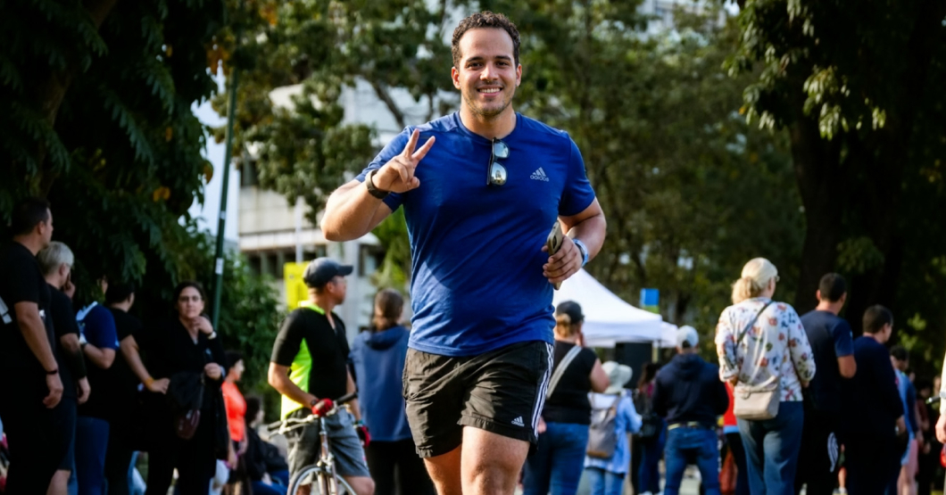 Chamo gasta fortuna en reloj inteligente, ropa y zapatos para correr 1 kilómetro en 7 horas