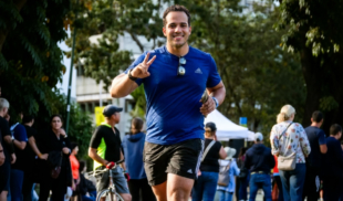 Chamo gasta fortuna en reloj inteligente, ropa y zapatos para correr 1 kilómetro en 7 horas