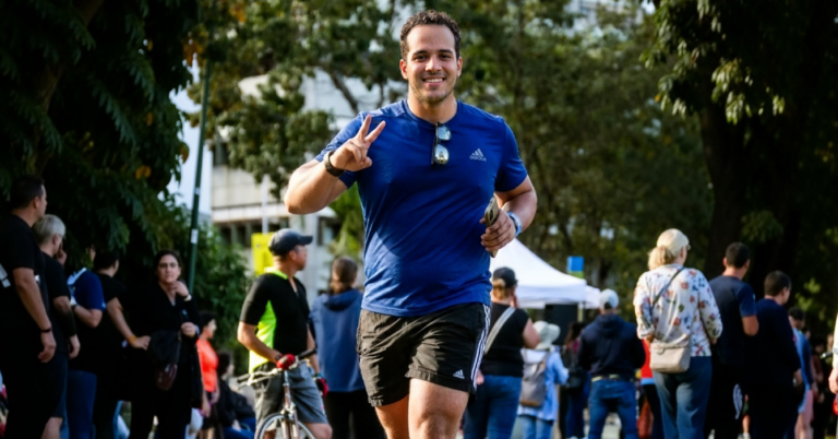 Chamo gasta fortuna en reloj inteligente, ropa y zapatos para correr 1 kilómetro en 7 horas