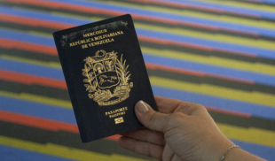 Pasaporte venezolano catalogado como uno de los más caros del mundo para que igual te metan al cuartico del aeropuerto