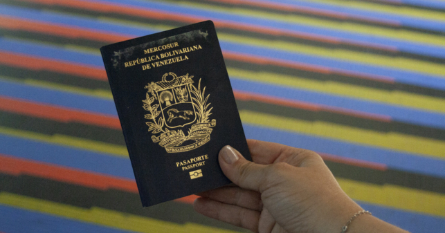 Pasaporte venezolano catalogado como uno de los más caros del mundo para que igual te metan al cuartico del aeropuerto