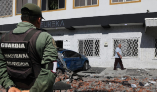 Gobierno de Delcy envía funcionarios a Colombia para que vayan a ver como levantan los escombros