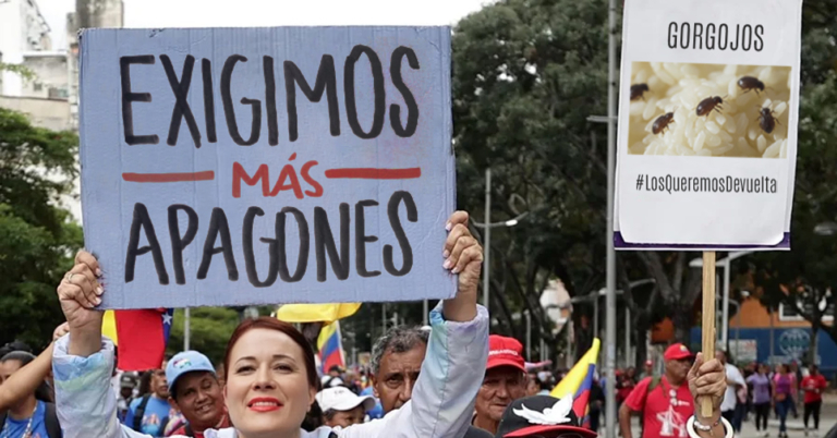 Chavistas guarimbean para exigirle a Delcy más apagones