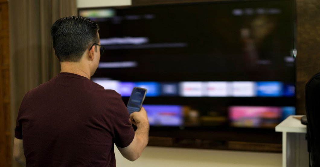 Joven compra televisor de 600 pulgadas para oír la tele de fondo mientras ve TikTok