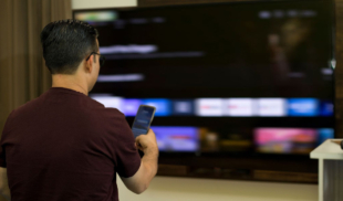 Joven compra televisor de 600 pulgadas para oír la tele de fondo mientras ve TikTok