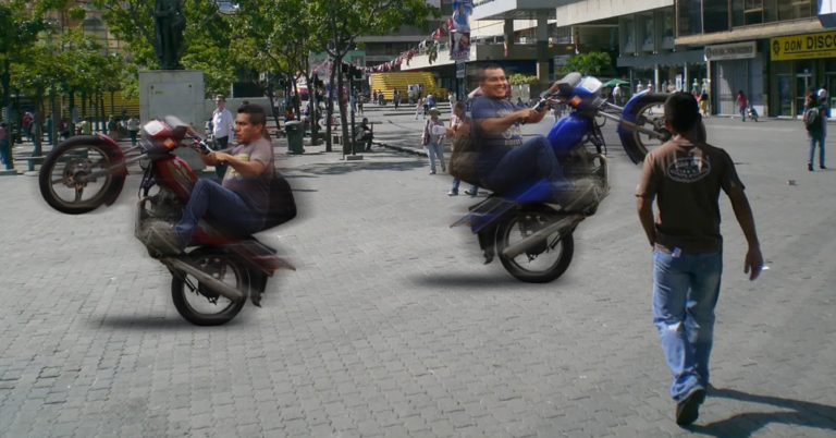 Motorizados denuncian que peatones están caminando por la acera