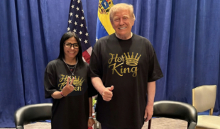 Delcy y Trump se compran suéteres de Queen y King