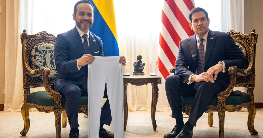 De La Espriella condecora a Marco Rubio con los pantalones tubito de Santander