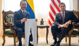 De La Espriella condecora a Marco Rubio con los pantalones tubito de Santander