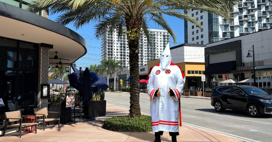 Venezolano en EE.UU. se disfraza de Ku Klux Klan para que el ICE no le dispare