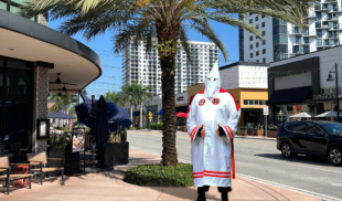 Venezolano en EE.UU. se disfraza de Ku Klux Klan para que el ICE no le dispare