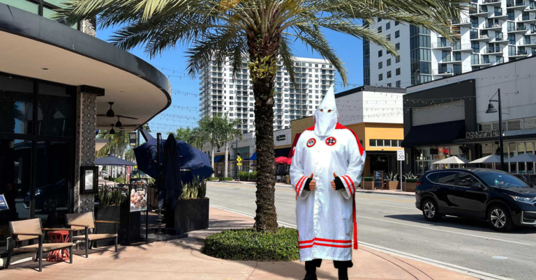 Venezolano en EE.UU. se disfraza de Ku Klux Klan para que el ICE no le dispare