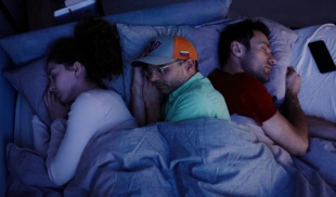 Pareja abre la relación y se les mete Capriles en la cama