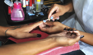 Manicuristas venezolanas denuncian que están trabajando con las uñas