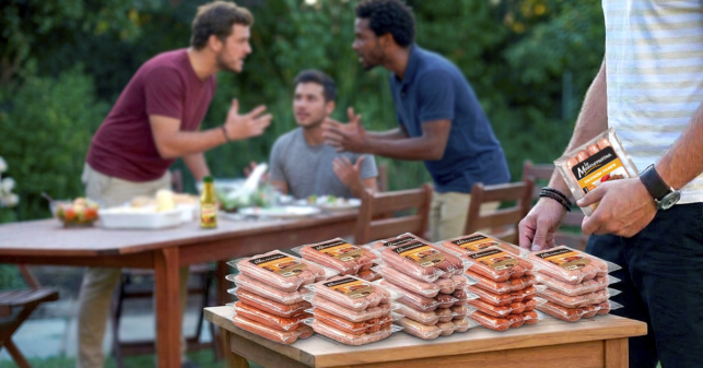 Hombres organizan parrilla, todos traen chorizo y morcilla<br>pero nadie el carbón para el fuego