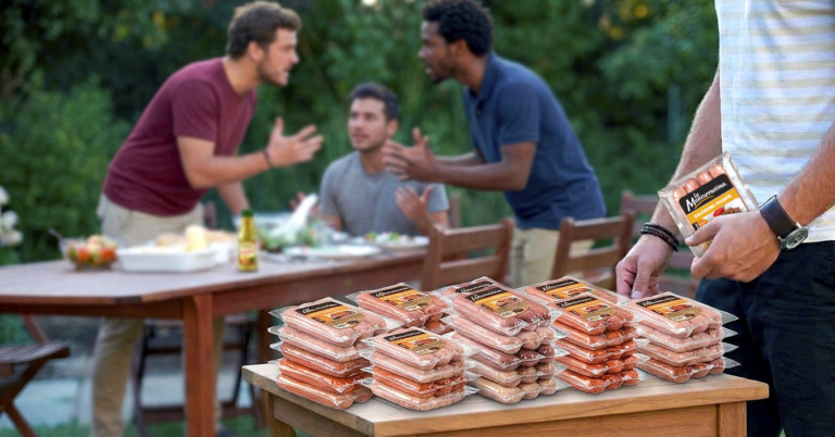 Hombres organizan parrilla, todos traen chorizo y morcilla<br>pero nadie el carbón para el fuego