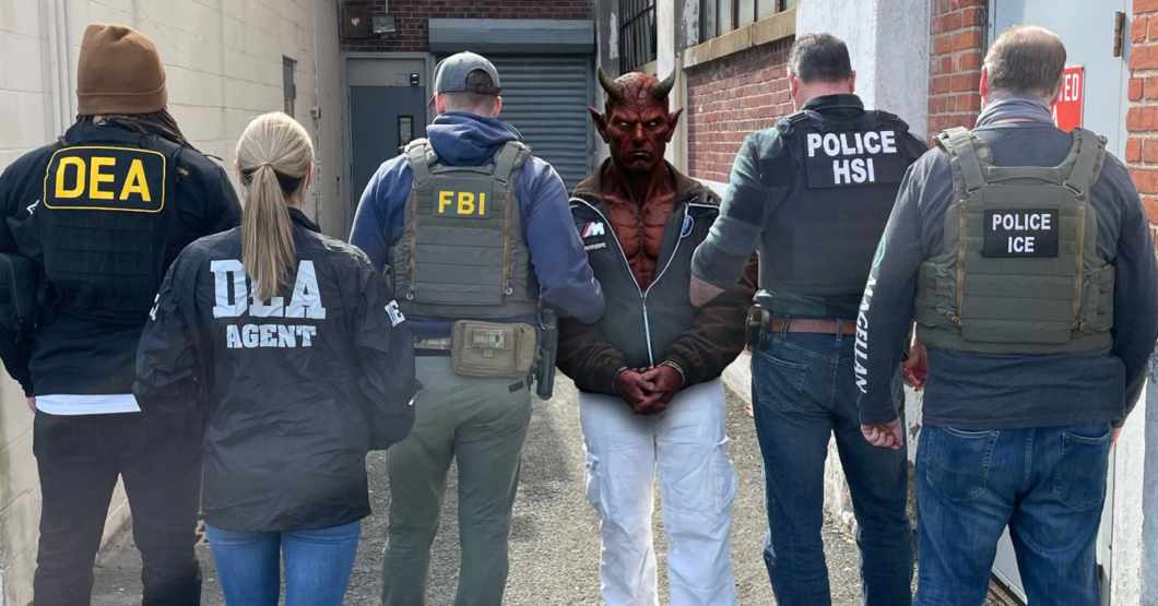 Satanás denuncia tratos inhumanos por parte de ICE