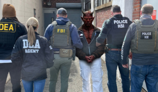 Satanás denuncia tratos inhumanos por parte de ICE