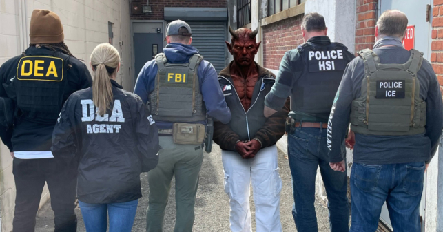 Satanás denuncia tratos inhumanos por parte de ICE