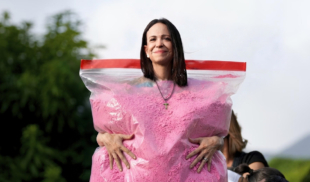 María Corina se disfraza de tusi para poder entrar a Venezuela sin problemas
