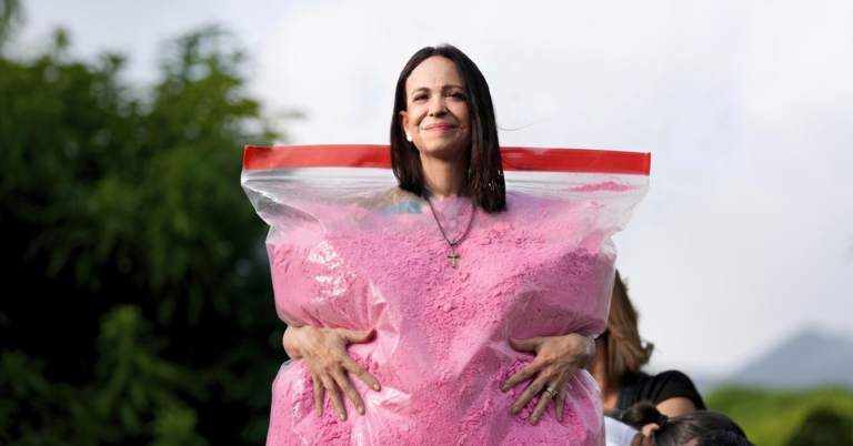 María Corina se disfraza de tusi para poder entrar a Venezuela sin problemas