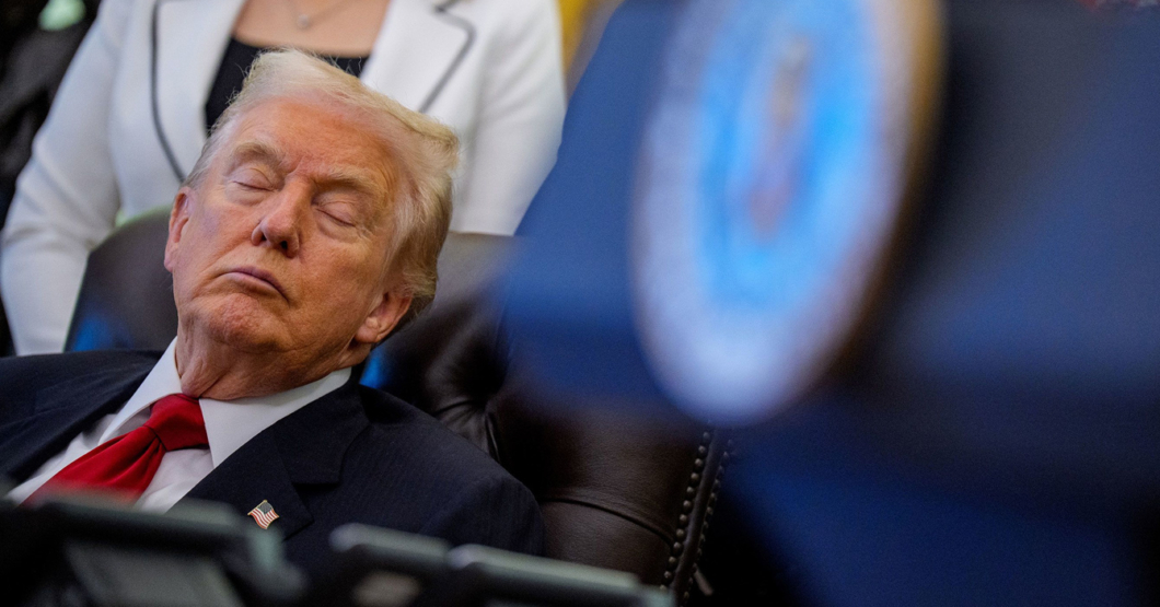 Trump se queda dormido con discurso de Trump